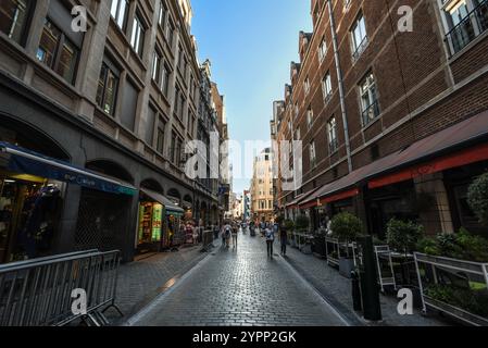 Vivace scena di strada in Rue de l'Étuve - Bruxelles, Belgio Foto Stock