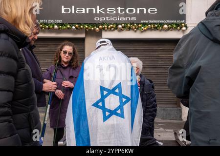 Liverpool, Merseyside. 1 dicembre 2024. Una piccola quantità di persone, ebree, cristiane e musulmane si sono riunite in un raduno contro-pro di Israele, in piedi pacificamente. Hanno concluso la manifestazione in coincidenza con la fine dei discorsi pro-palestinesi, cantando “God Save the King” seguito dall’inno nazionale israeliano Hatikva (Hope). Crediti: Rena Pearl/Alamy Live News Foto Stock