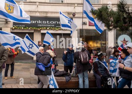 Liverpool, Merseyside. 1 dicembre 2024. Una piccola quantità di persone, ebree, cristiane e musulmane si sono riunite in un raduno contro-pro di Israele, in piedi pacificamente. Hanno concluso la manifestazione in coincidenza con la fine dei discorsi pro-palestinesi, cantando “God Save the King” seguito dall’inno nazionale israeliano Hatikva (Hope). Crediti: Rena Pearl/Alamy Live News Foto Stock