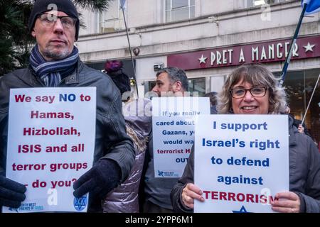 Liverpool, Merseyside. 1 dicembre 2024. Una piccola quantità di persone, ebree, cristiane e musulmane si sono riunite in un raduno contro-pro di Israele, in piedi pacificamente. Hanno concluso la manifestazione in coincidenza con la fine dei discorsi pro-palestinesi, cantando “God Save the King” seguito dall’inno nazionale israeliano Hatikva (Hope). Crediti: Rena Pearl/Alamy Live News Foto Stock