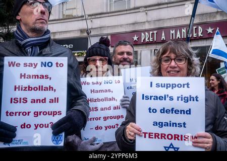 Liverpool, Merseyside. 1 dicembre 2024. Una piccola quantità di persone, ebree, cristiane e musulmane si sono riunite in un raduno contro-pro di Israele, in piedi pacificamente. Hanno concluso la manifestazione in coincidenza con la fine dei discorsi pro-palestinesi, cantando “God Save the King” seguito dall’inno nazionale israeliano Hatikva (Hope). Crediti: Rena Pearl/Alamy Live News Foto Stock