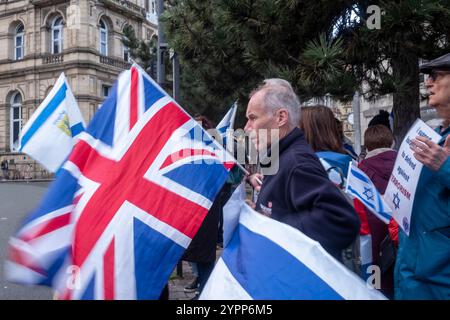 Liverpool, Merseyside. 1 dicembre 2024. Una piccola quantità di persone, ebree, cristiane e musulmane si sono riunite in un raduno contro-pro di Israele, in piedi pacificamente. Hanno concluso la manifestazione in coincidenza con la fine dei discorsi pro-palestinesi, cantando “God Save the King” seguito dall’inno nazionale israeliano Hatikva (Hope). Crediti: Rena Pearl/Alamy Live News Foto Stock