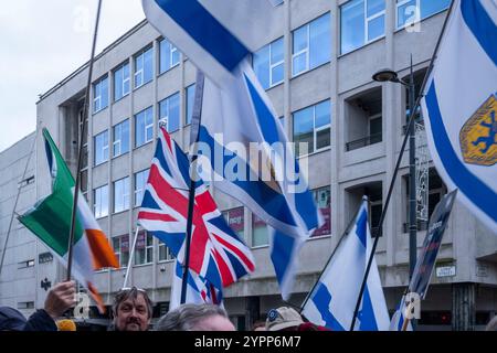 Liverpool, Merseyside. 1 dicembre 2024. Una piccola quantità di persone, ebree, cristiane e musulmane si sono riunite in un raduno contro-pro di Israele, in piedi pacificamente. Hanno concluso la manifestazione in coincidenza con la fine dei discorsi pro-palestinesi, cantando “God Save the King” seguito dall’inno nazionale israeliano Hatikva (Hope). Crediti: Rena Pearl/Alamy Live News Foto Stock