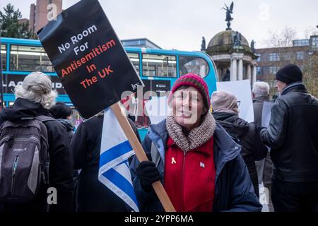 Liverpool, Merseyside. 1 dicembre 2024. Una piccola quantità di persone, ebree, cristiane e musulmane si sono riunite in un raduno contro-pro di Israele, in piedi pacificamente. Hanno concluso la manifestazione in coincidenza con la fine dei discorsi pro-palestinesi, cantando “God Save the King” seguito dall’inno nazionale israeliano Hatikva (Hope). Crediti: Rena Pearl/Alamy Live News Foto Stock