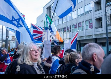 Liverpool, Merseyside. 1 dicembre 2024. Una piccola quantità di persone, ebree, cristiane e musulmane si sono riunite in un raduno contro-pro di Israele, in piedi pacificamente. Hanno concluso la manifestazione in coincidenza con la fine dei discorsi pro-palestinesi, cantando “God Save the King” seguito dall’inno nazionale israeliano Hatikva (Hope). Crediti: Rena Pearl/Alamy Live News Foto Stock