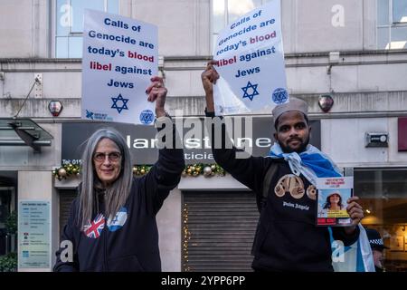 Liverpool, Merseyside. 1 dicembre 2024. Una piccola quantità di persone, ebree, cristiane e musulmane si sono riunite in un raduno contro-pro di Israele, in piedi pacificamente. Hanno concluso la manifestazione in coincidenza con la fine dei discorsi pro-palestinesi, cantando “God Save the King” seguito dall’inno nazionale israeliano Hatikva (Hope). Crediti: Rena Pearl/Alamy Live News Foto Stock