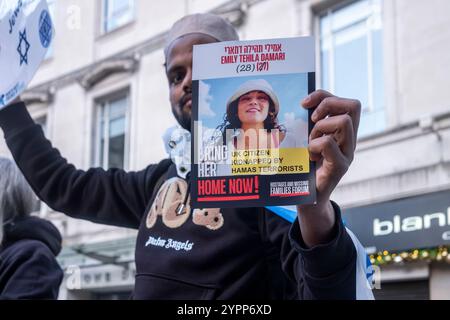 Liverpool, Merseyside. 1 dicembre 2024. Una piccola quantità di persone, ebree, cristiane e musulmane si sono riunite in un raduno contro-pro di Israele, in piedi pacificamente. Hanno concluso la manifestazione in coincidenza con la fine dei discorsi pro-palestinesi, cantando “God Save the King” seguito dall’inno nazionale israeliano Hatikva (Hope). Crediti: Rena Pearl/Alamy Live News Foto Stock