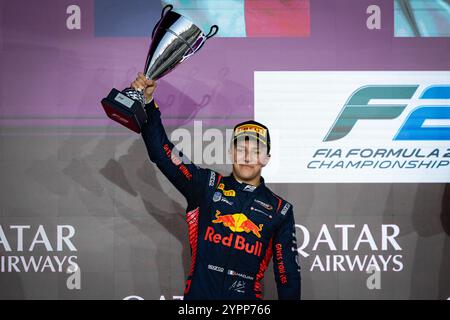 Lusail, Qatar. 1 dicembre 2024. HADJAR Isack (fra), Campos Racing, Dallara F2 2024, ritratto, podio durante il 13° round del campionato FIA di Formula 2 2024 dal 29 novembre al 1° dicembre 2024 sul circuito Internazionale di Lusail, a Lusail, Qatar - Photo Sebastian Rozendaal/Dutch Photo Agency/DPPI Credit: DPPI Media/Alamy Live News Foto Stock