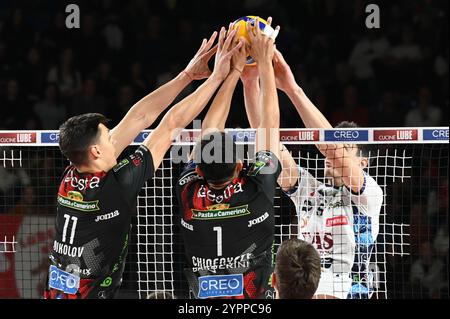 Cucine Lube Civitanova's Chinenyeze Barthelemy #1 e cucine Lube Civitanova's Nikolov Aleksandar #11 block durante cucine Lube Civitanova vs Itas Trentino, partita di pallavolo di serie A maschile a Civitanova Marche, Italia, 01 dicembre 2024 Foto Stock