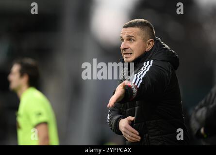 Eupen, Belgio. 1 dicembre 2024. Il capo-allenatore di Eupen Mersad Selimbegovic una partita di calcio tra KAS Eupen e RAAL la Louviere, a Eupen, il giorno 13 del 2024-2025 'Challenger Pro League' 1B seconda divisione del campionato belga, domenica 01 dicembre 2024. BELGA FOTO JOHN THYS credito: Belga News Agency/Alamy Live News Foto Stock