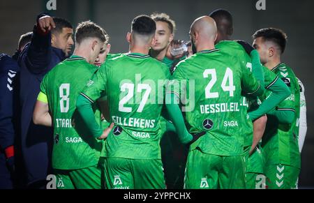 Boussu, Belgio. 1 dicembre 2024. Karim Belhocine, capo-allenatore di Francs Borains, parla con i suoi giocatori durante una partita di calcio tra i Royal Francs Borains e il Club NXT, a Boussu, il giorno 13 della seconda divisione 2024-2025 della "Challenger Pro League" 1B del campionato belga, domenica 01 dicembre 2024. BELGA PHOTO BRUNO FAHY credito: Belga News Agency/Alamy Live News Foto Stock