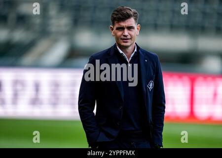 Nijmegen, Paesi Bassi. 1 dicembre 2024. NIJMEGEN, PAESI BASSI - 1° DICEMBRE: L'arbitro Sander van der Eijk guarda prima dell'incontro Eredivisie tra NEC e AFC Ajax al GoffertStadium il 1° dicembre 2024 a Nijmegen, Paesi Bassi. (Foto di René Nijhuis/MB Media) credito: MB Media Solutions/Alamy Live News Foto Stock