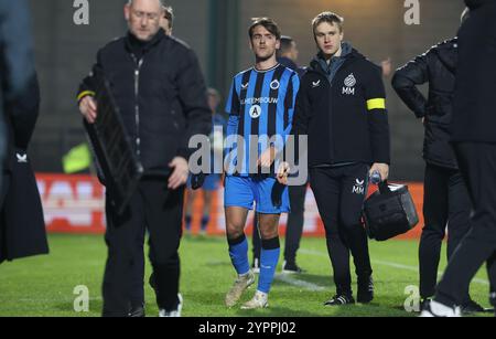 Boussu, Belgio. 1 dicembre 2024. Lynnt Audoor del Club lascia il campo dopo essere stato ferito durante una partita di calcio tra i Royal Francs Borains e il Club NXT, a Boussu, il giorno 13 della 2024-2025 'Challenger Pro League' 1B seconda divisione del campionato belga, domenica 01 dicembre 2024. BELGA PHOTO BRUNO FAHY credito: Belga News Agency/Alamy Live News Foto Stock