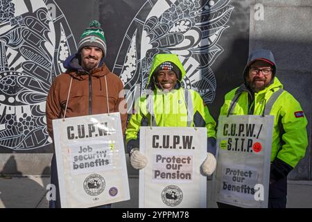 St. Thomas, Ontario, Canada - i membri in sciopero della Canadian Union of Postal Workers picchettano l'ufficio postale di St. Thomas. CUPW è stato in sciopero agai Foto Stock