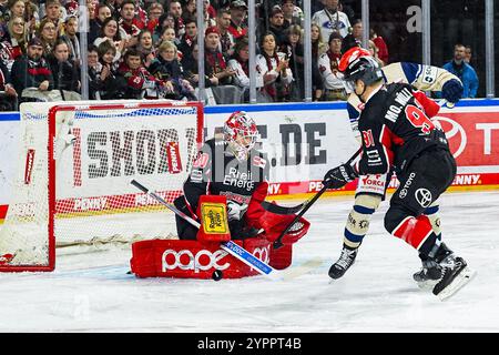 Germania. 1 dicembre 2024. Eishockey Penny-DEL 22.Spieltag Koelner Haie - Schwenninger Wild Wings AM 01.12.2024 in der Lanxess Arena a Koeln Mirko Pantkowski ( Koeln ), Links - Moritz Mueller ( Koeln ), rechts Gemaess den Vorgaben der DEL Deutsche Eishockey Liga ist die Publikation und Weiterverwertung der Aufnahmen in elektronischen Spiehren Mediahren en en en Spiefefnahmen. Foto: Revierfoto credito: ddp media GmbH/Alamy Live News Foto Stock