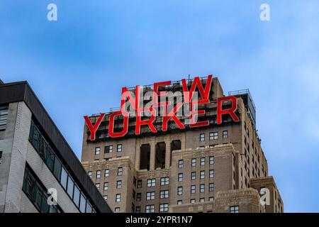 New York, New York, USA - 10 novembre 2024: Cartello rosso New Yorker a Manhattan con il cielo blu. Foto Stock