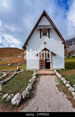 Vista della Cappella Sellajoch nelle Dolomiti in Italia. Foto Stock