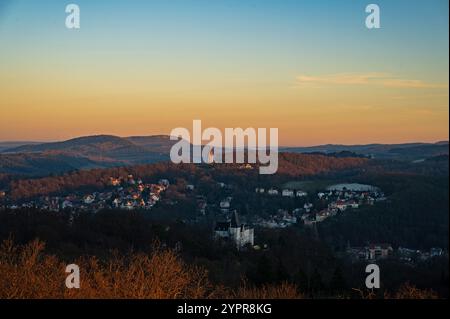 Vista su Eisenach e sul monumento della fraternità in Turingia Foto Stock