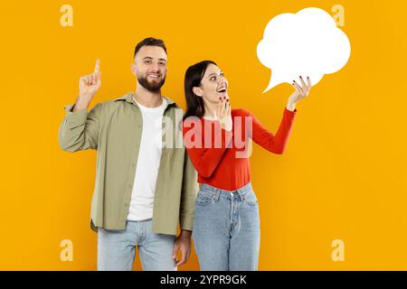 Una giovane coppia sta insieme con espressioni di eccitazione Foto Stock