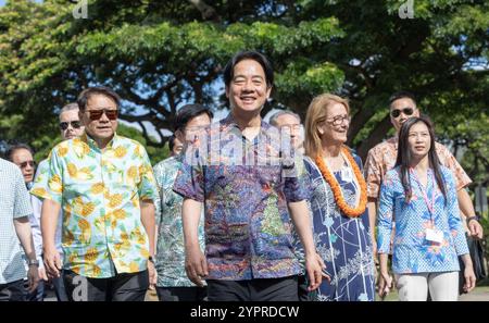 Honolulu, Stati Uniti. 30 novembre 2024. Il presidente di Taiwan Lai Ching-te, al centro, ha fatto un giro dei terreni dal CEO del Bishop Museum Dee Jay Mailer, 2° a destra, al museo della cultura hawaiana nativa, il 30 novembre 2024 a Honolulu, Hawaii. Crediti: Liu Shu fu/Ufficio Presidenziale di Taiwan/Alamy Live News Foto Stock