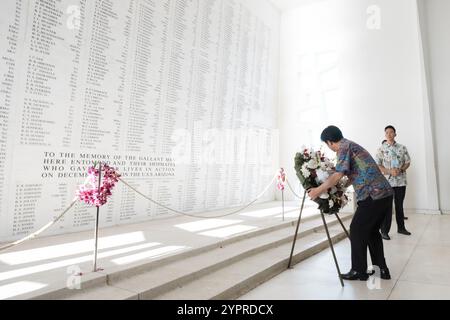 Honolulu, Stati Uniti. 30 novembre 2024. Il presidente di Taiwan Lai Ching-te, colloca una corona presso la USS Arizona Memorial durante una visita al Pearl Harbor National Memorial, il 30 novembre 2024, a Honolulu, Hawaii. Crediti: Liu Shu fu/Ufficio Presidenziale di Taiwan/Alamy Live News Foto Stock