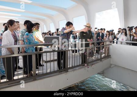 Honolulu, Stati Uniti. 30 novembre 2024. Il presidente di Taiwan Lai Ching-te, al centro, lancia pedali di fiori in mare allo USS Arizona Memorial durante una visita al Pearl Harbor National Memorial, il 30 novembre 2024, a Honolulu, Hawaii. Crediti: Liu Shu fu/Ufficio Presidenziale di Taiwan/Alamy Live News Foto Stock