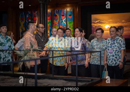 Honolulu, Stati Uniti. 30 novembre 2024. Il presidente di Taiwan Lai Ching-te, centro, ha una visita al Bishop Native Hawaiian Culture Museum, il 30 novembre 2024 a Honolulu, Hawaii. Crediti: Liu Shu fu/Ufficio Presidenziale di Taiwan/Alamy Live News Foto Stock