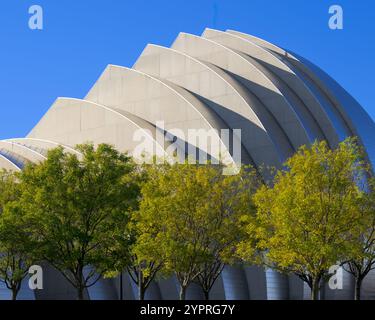 Esterno del moderno Kauffman Center for the Performing Arts nel centro di Kansas City Foto Stock