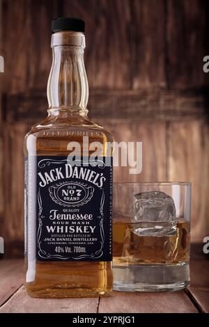 Mansfield,Nottingham,Regno Unito,1 dicembre 2024:immagine studio di un bicchiere e una bottiglia di Jack Daniels. Foto Stock