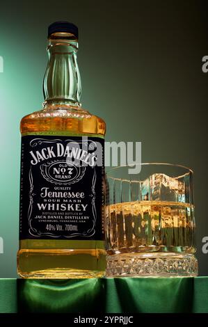 Mansfield,Nottingham,Regno Unito,1 dicembre 2024:immagine studio di una bottiglia e un bicchiere di whisky Jack Daniels. Foto Stock