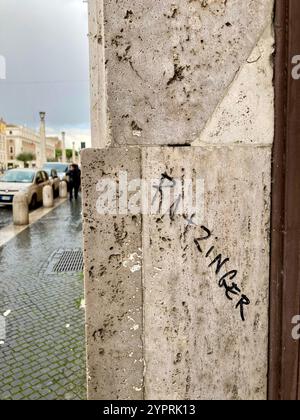 La parola Ratzinger scritta su un muro a Roma vicino al Vaticano, in Italia Foto Stock