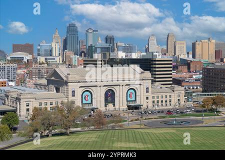 Union Station di fronte allo skyline del centro di Kansas City Foto Stock