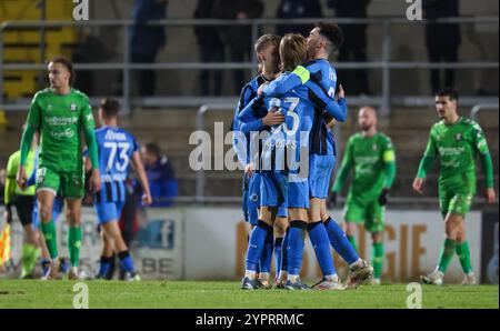 Boussu, Belgio. 1 dicembre 2024. I giocatori del club festeggiano dopo aver vinto una partita di calcio tra i Royal Francs Borains e il Club NXT, a Boussu, il giorno 13 della seconda divisione del campionato belga 'Challenger Pro League' 2024-2025, domenica 01 dicembre 2024. BELGA PHOTO BRUNO FAHY credito: Belga News Agency/Alamy Live News Foto Stock