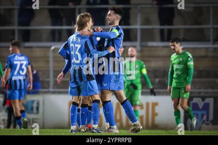 Boussu, Belgio. 1 dicembre 2024. I giocatori del club festeggiano dopo aver vinto una partita di calcio tra i Royal Francs Borains e il Club NXT, a Boussu, il giorno 13 della seconda divisione del campionato belga 'Challenger Pro League' 2024-2025, domenica 01 dicembre 2024. BELGA PHOTO BRUNO FAHY credito: Belga News Agency/Alamy Live News Foto Stock