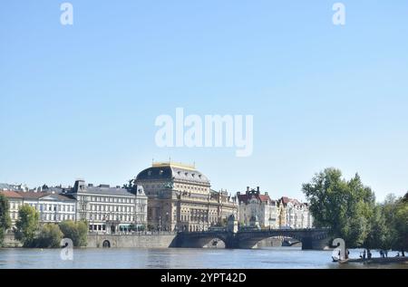 Paesaggio di Praga con Teatro Nazionale, Ponte della Legione e fiume Moldava. Praga, Repubblica Ceca Foto Stock