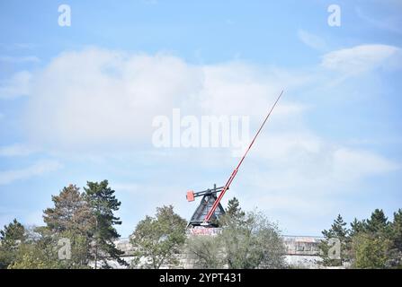 Il Metronomo di Praga. Un metronomo gigante in un parco (chiamato Letna Park), affacciato sul fiume Moldava. Praga, Repubblica Ceca Foto Stock