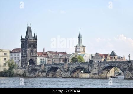Famoso in tutto il mondo, il Ponte Carlo. Un ponte medievale ad arco in pietra che attraversa il fiume Moldava. Praga, Repubblica Ceca Foto Stock