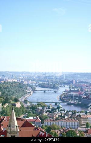 Vista panoramica della città di Praga. Edifici, ponti e fiume Moldava. Praga, Repubblica Ceca Foto Stock