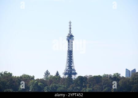 La Torre Petrin Lookout (una torre in acciaio) sulla collina di Petrin a Praga, Repubblica Ceca Foto Stock