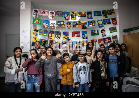 Beirut, Libano. 21 novembre 2024. I bambini celebrano la giornata dei bambini negli uffici della ONG Mouvement Social a Bourj Hammoud, Beirut. Israele lanciò una delle più intense campagne aeree della storia contemporanea contro il gruppo militante libanese Hezbollah dal settembre 2024, in particolare mirando ai sobborghi meridionali di Beirut tra le altre aree del paese. (Foto di Sally Hayden/SOPA Images/Sipa USA) credito: SIPA USA/Alamy Live News Foto Stock