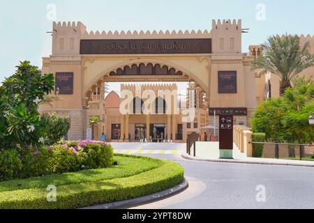 Ingresso panoramico vuoto nell'area del resort di lusso con ingresso con cartello con l'autentico Souk Madinat Jumeirah a Dubai Foto Stock