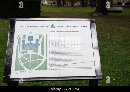 Mappa informativa segno delle targhe e dei monumenti dell'Assemblea legislativa dell'Ontario sul Queen's Park Crescent nel centro di Toronto, Ontario, Canada Foto Stock