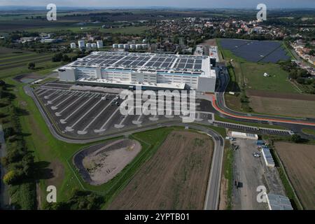 Nuovissimo centro di distribuzione Amazon Warehouse. Vista aerea di un enorme centro logistico di distribuzione, magazzino EUR Amazon, Kojetin Czech Solar Foto Stock