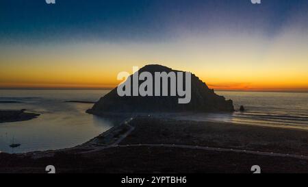 25 GENNAIO 2020 - MORRO BAY, CALIFORNIA, Stati Uniti - tramonto su Morro Rock a Morro Bay Foto Stock