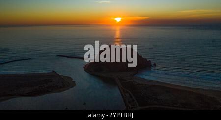 25 GENNAIO 2020 - MORRO BAY, CALIFORNIA, Stati Uniti - tramonto su Morro Rock a Morro Bay Foto Stock