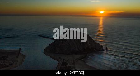 25 GENNAIO 2020 - MORRO BAY, CALIFORNIA, Stati Uniti - tramonto su Morro Rock a Morro Bay Foto Stock