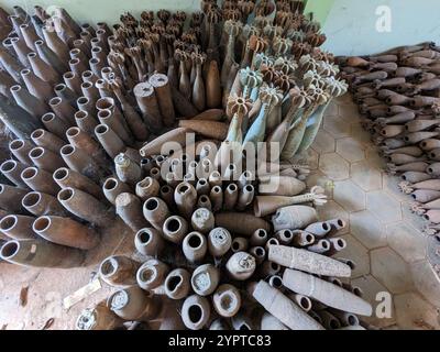 Mine terrestri inesplose e bombe a grappolo sono state raccolte in tutta la Cambogia dopo la guerra, ora ambientate nel Museo delle mine terrestri a Siem Reap in Cambogia Foto Stock