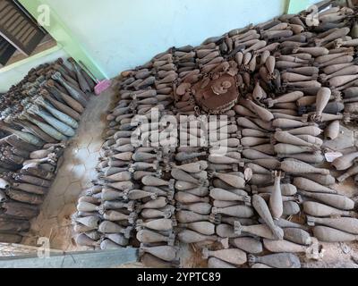 Mine terrestri inesplose e bombe a grappolo sono state raccolte in tutta la Cambogia dopo la guerra, ora ambientate nel Museo delle mine terrestri a Siem Reap in Cambogia Foto Stock