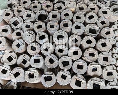 Mine terrestri inesplose e bombe a grappolo sono state raccolte in tutta la Cambogia dopo la guerra, ora ambientate nel Museo delle mine terrestri a Siem Reap in Cambogia Foto Stock