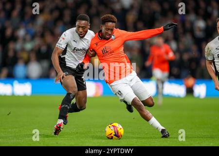 Derby, Inghilterra, Regno Unito il 1o dicembre 2024. Sheffield Wednesday forward Jamal Lowe (9) combatte con il centrocampista della contea di Derby Ebou Adams (32) durante la partita del Derby County FC contro Sheffield Wednesday FC Sky bet EFL Championship al Pride Park Stadium, Derby, Inghilterra, Regno Unito il 1° dicembre 2024 Credit: Every Second Media/Alamy Live News Foto Stock